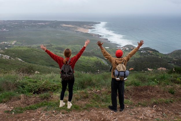 Free photo full shot couple on a hiking trip