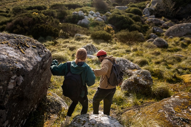 Free photo full shot couple on a hiking trip