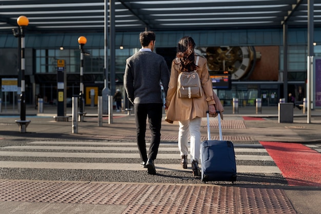 Free photo full shot couple holding hands