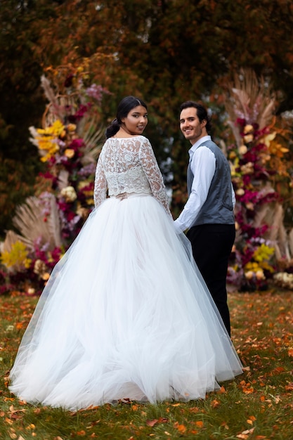 Free photo full shot couple holding hands