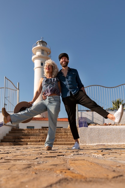 Free photo full shot couple at the lighthouse