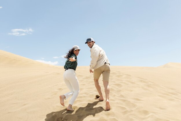 Полноценный снимок пары, бегущей по пустыне