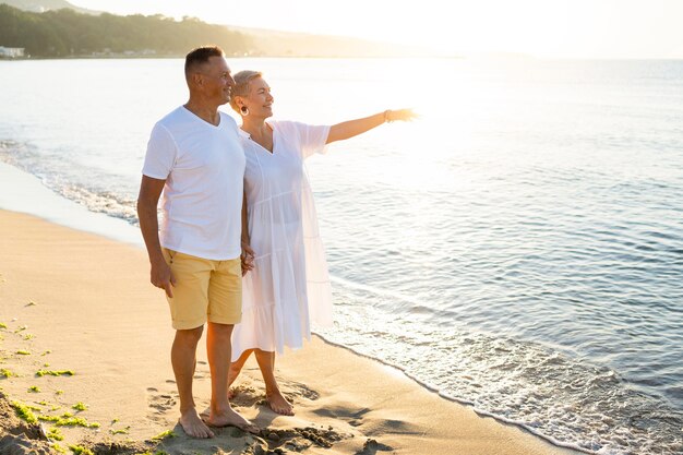 Full shot couple at seaside