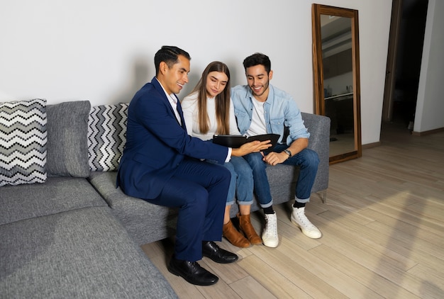 Free photo full shot couple talking to real estate agent