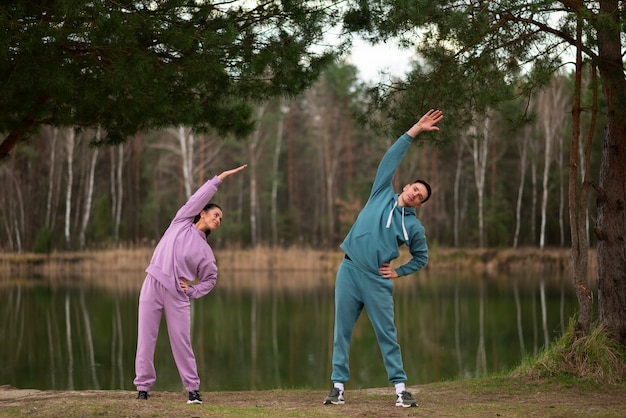 Foto gratuita allenamento di coppia a tutto campo insieme