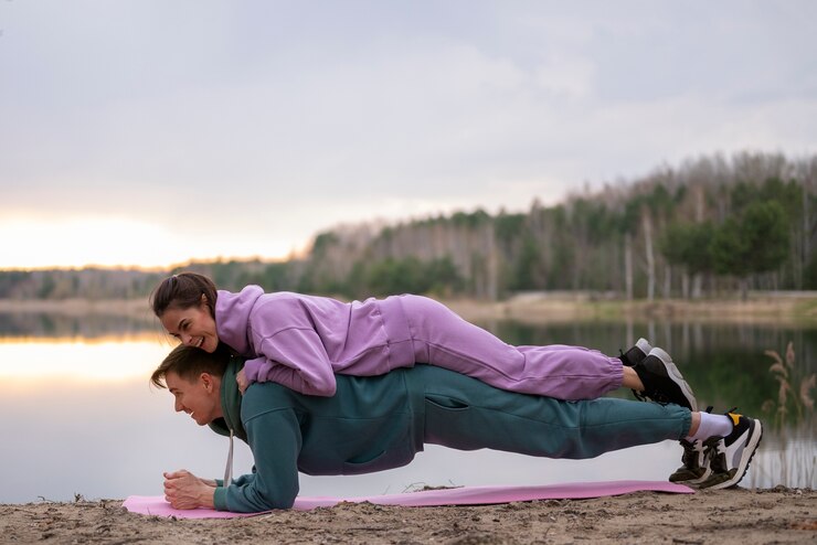 मुफ़्त फोटो full shot couple training together
