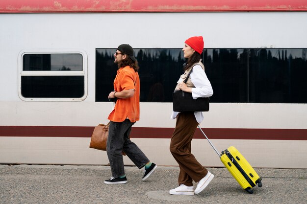 Full shot couple traveling together