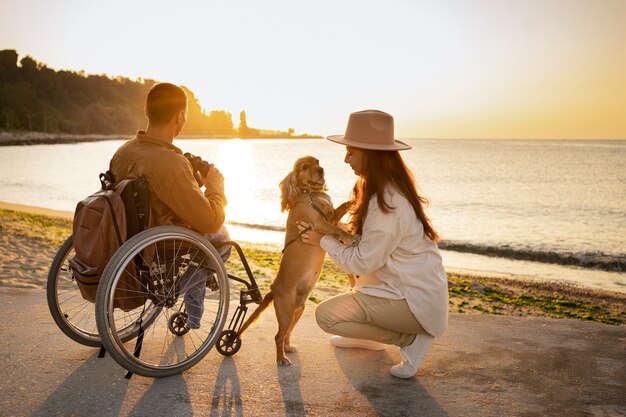 犬と一緒に旅行するフルショットのカップル