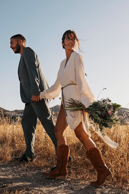 Free photo full shot couple walking together outdoors