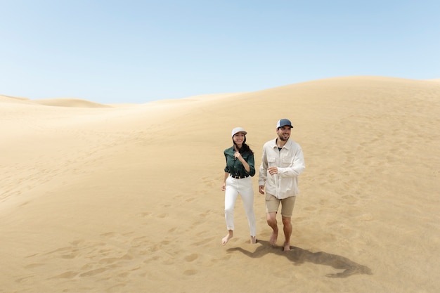 Free photo full shot couple wearing trucker hats