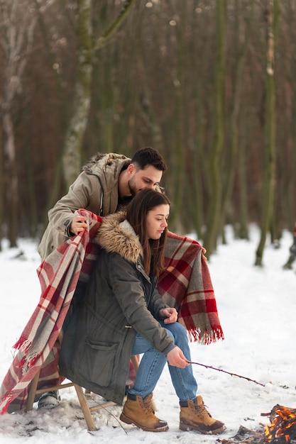 Foto gratuita coppie del colpo pieno con la coperta