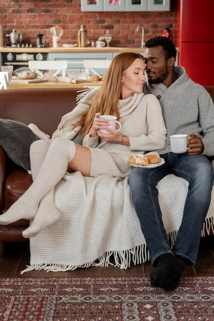 Free photo full shot couple with breakfast