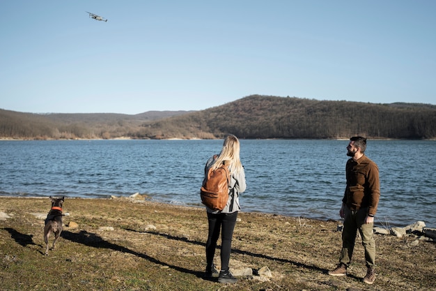 Foto gratuita coppia a tutto campo con drone all'esterno