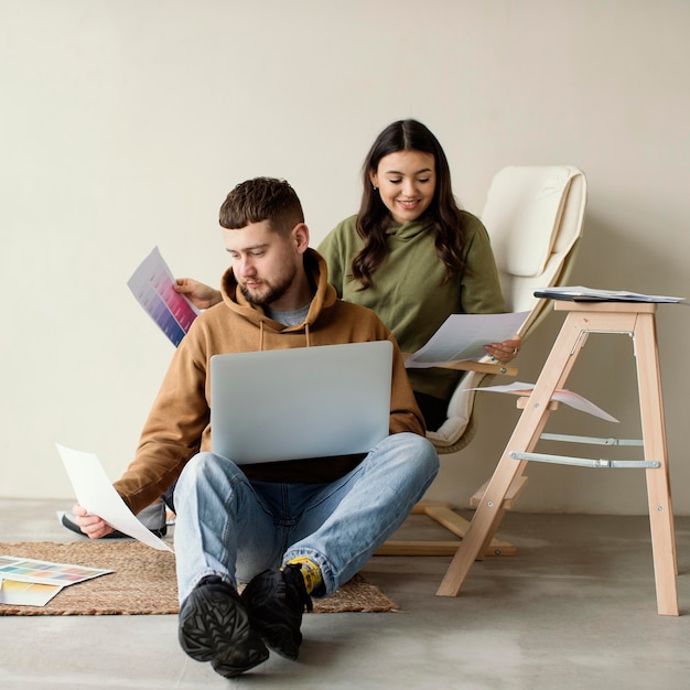 Full shot couple with laptop