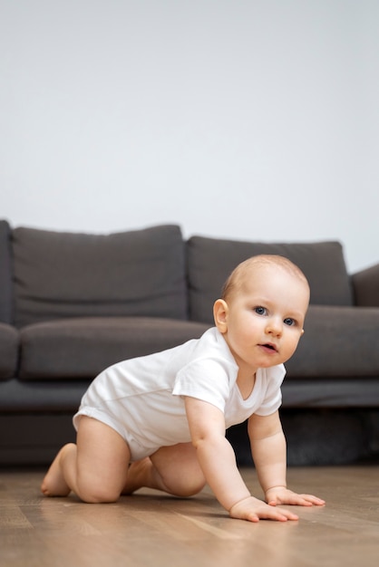 Foto gratuita bambino carino a tutto campo sul pavimento