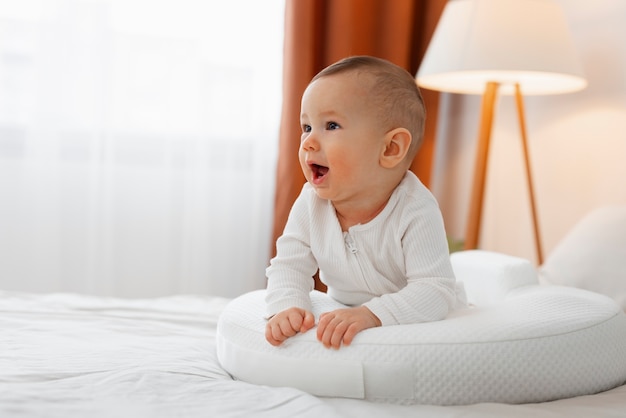 ベッドに横たわっているフルショットかわいい赤ちゃん