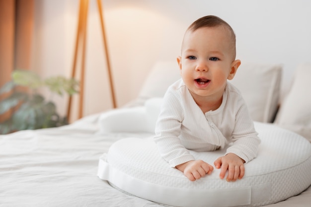 無料写真 ベッドに横たわっているフルショットかわいい赤ちゃん