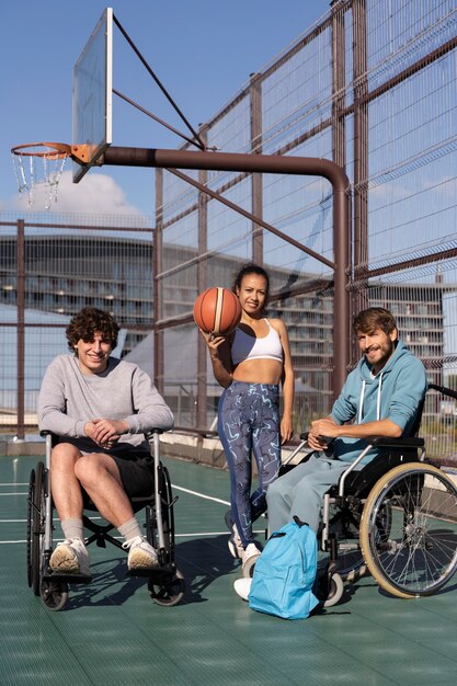 Полный снимок друзей-инвалидов на открытом воздухе