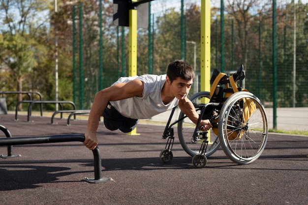 Foto gratuita uomo disabile del colpo pieno che fa le flessioni