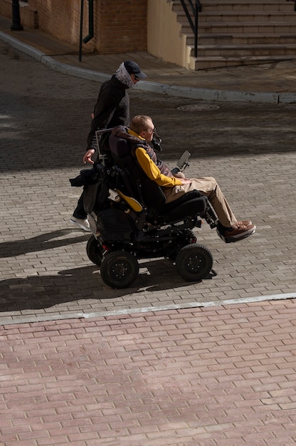 Foto gratuita uomo e amico disabile a tutto campo in città