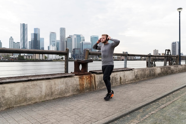 Uomo disabile a tutto campo che corre