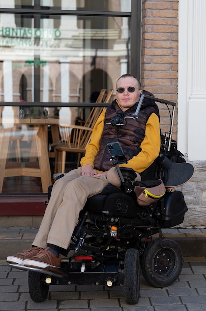 Foto gratuita uomo disabile a tutto campo in sedia a rotelle speciale