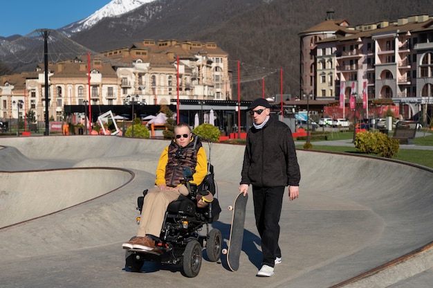 Foto gratuita uomo disabile a tutto campo in sedia a rotelle in città