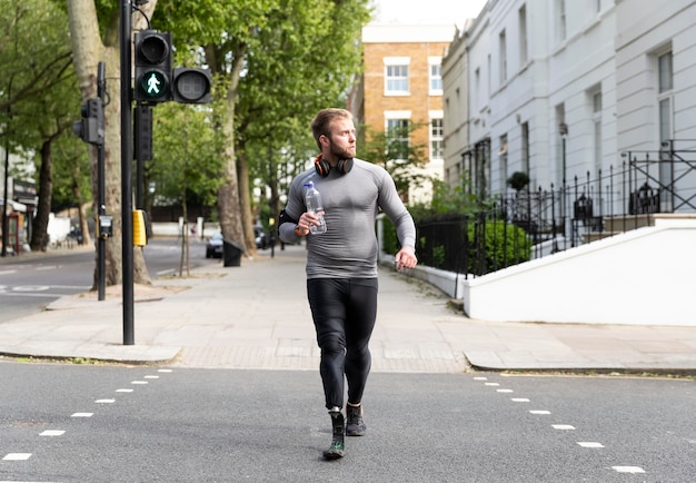 Full shot disabled man with prosthetic leg