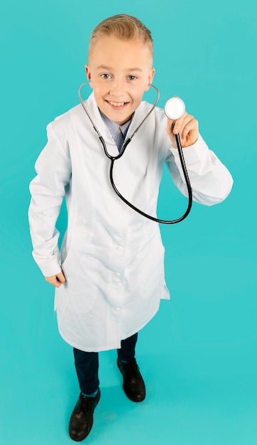 Free photo full shot of doctor holding stethoscope