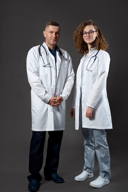 Free photo full shot doctors wearing white coats