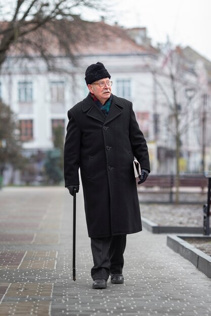 散歩するフルショット老人男性