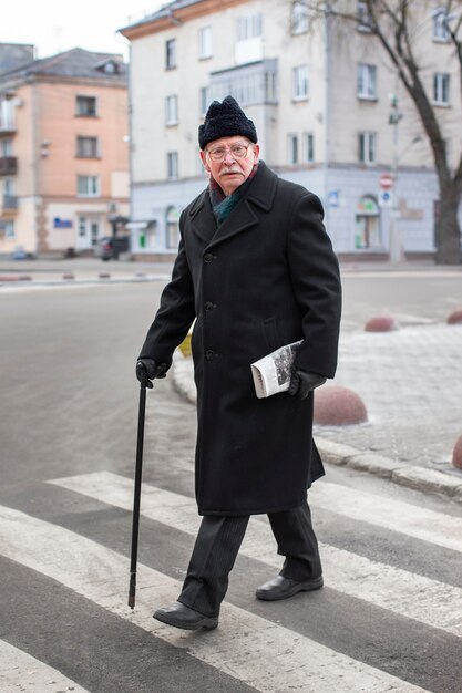 Полный снимок пожилого мужчины на прогулке