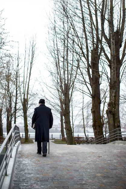 Foto gratuita uomo anziano a figura intera che fa una passeggiata