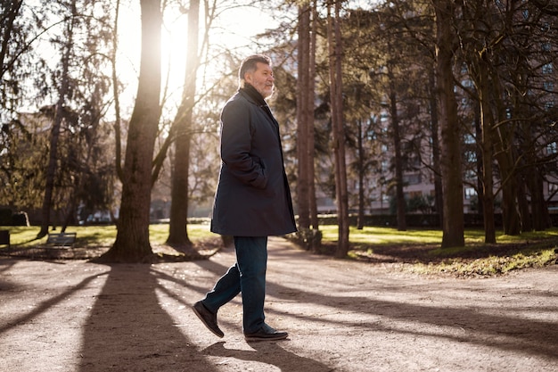 Foto gratuita uomo anziano a figura intera che fa una passeggiata