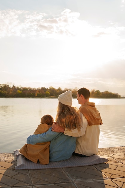 Foto gratuita famiglia a figura intera che va in giro su un molo