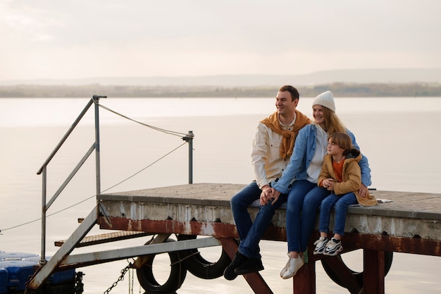 無料写真 桟橋でくつろぐ家族のフルショット