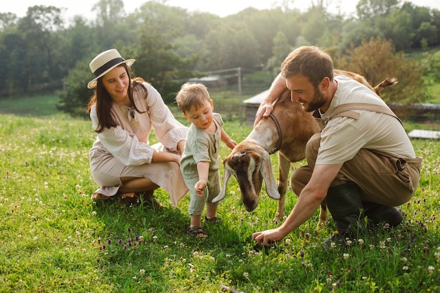 Foto gratuita famiglia piena che vive in campagna