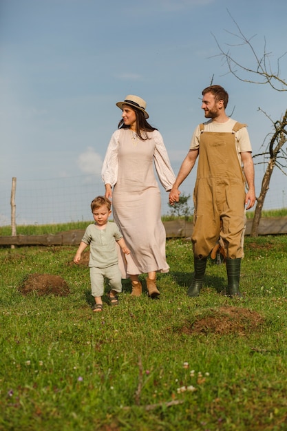 Foto gratuita famiglia piena che vive in campagna