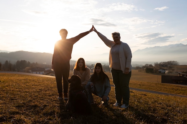 Foto gratuita siluetta della famiglia del colpo pieno in natura