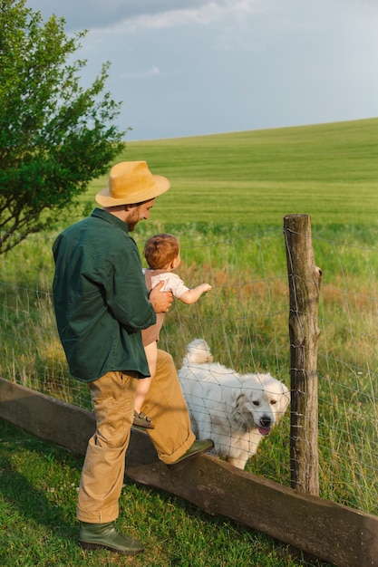 Free photo full shot father and kid living at countryside