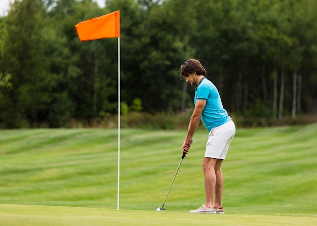 Foto gratuita esercitazione attiva del giocatore di golf della misura a figura intera