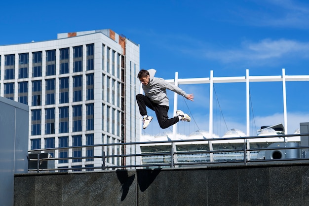 Free photo full shot fit man doing parkour training