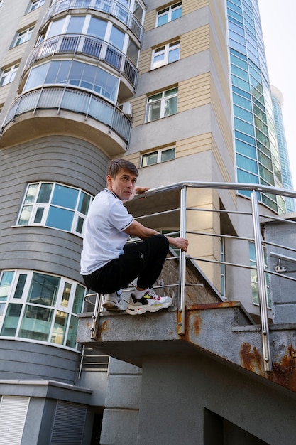 Uomo in forma a figura intera che fa parkour