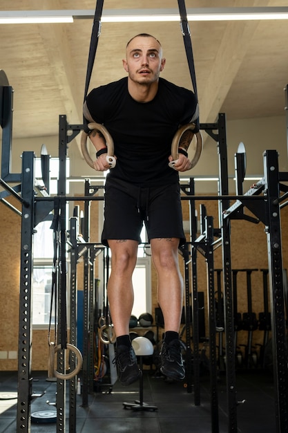 Uomo in forma a tutto campo che si esercita in palestra