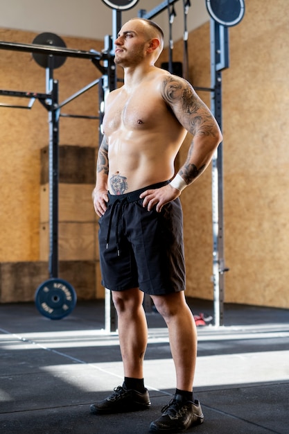 Foto gratuita uomo in forma a tutto campo in palestra