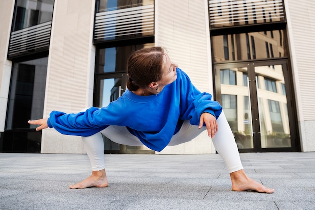 Free photo full shot fit woman dancing outdoors