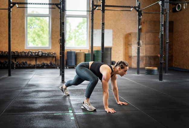 ジムでのフルショットフィット女性トレーニング