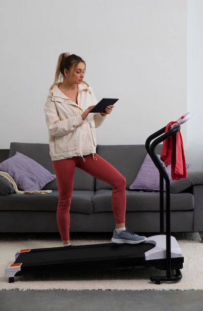 Foto gratuita donna in forma a figura intera sul tapis roulant