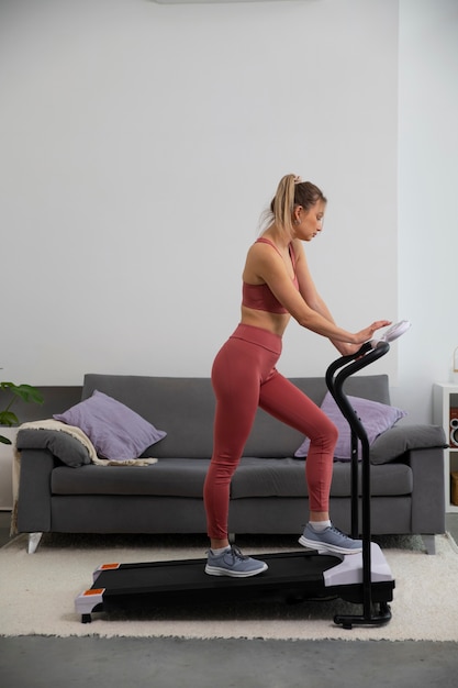 Free photo full shot fit woman on treadmill