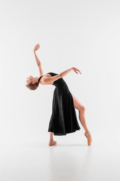 full shot flexible woman wearing pointe shoes